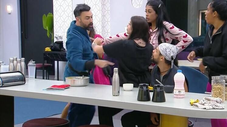 Dos criadores de treta por pão, veio aí: treta por banana! Bruno Tálamo e Alexandre Suita tiveram um mandato cheio de discussões como Donos da Mansão, mas a situação atingiu o ápice quando Suita foi chamado de "banana" durante o programa ao vivo e decidiu se vingar com provocações. Ele colocou duas frutas na cama de Tálamo, fazendo com que o jornalista as esmagasse ao deitar, e jogou uma indireta pela manhã, ao oferecê-la para o rival. O resultado? Tálamo ficou furioso e começou a berrar na cara de Suita, que se manteve com um sorrisinho de deboche. Mais uma vez, os participantes precisaram intervir e afastar a dupla de treteiros