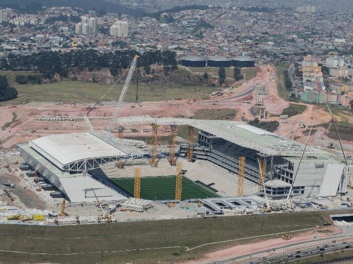 Segundo informações do diário Lance! da última quinta-feira (12), o Corinthians tem apenas 13 dias para quitar um empréstimo milionário. Até 26 de setembro, o Fundo Arena, do qual o Timão faz parte, terá que depositar R$ 250 milhões aos cofres da construtora Odebretch, responsável pelas obras do novo estádio da equipe, em Itaquera.

O prazo vencia em agosto, mas já foi prorrogado e, ainda assim, o fundo de investimento segue com dificuldades para quitar a dívida. Ainda de acordo com o jornal, do valor total, R$ 70 milhões são apenas de juros e o clube paulista planejava arrecadar este dinheiro com ajuda do BNDES


