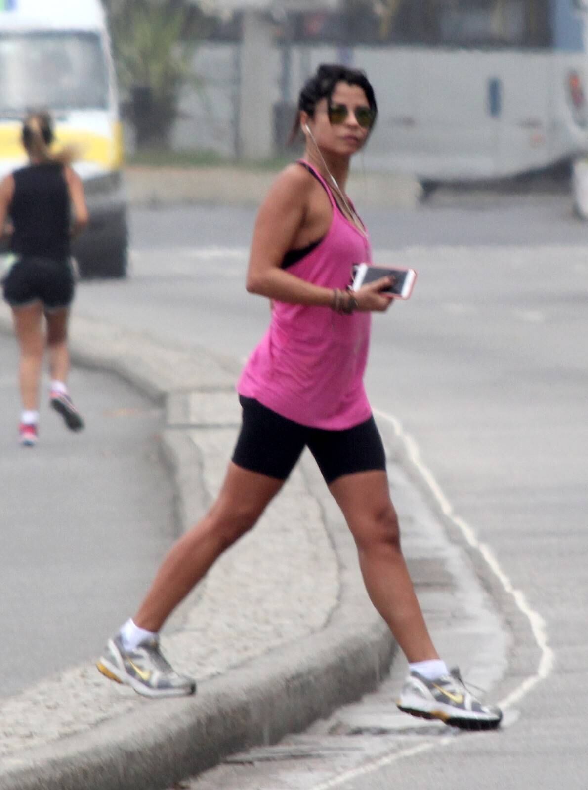 Anna Lima é clicada durante exercício físico nesta segunda-feira (26)
