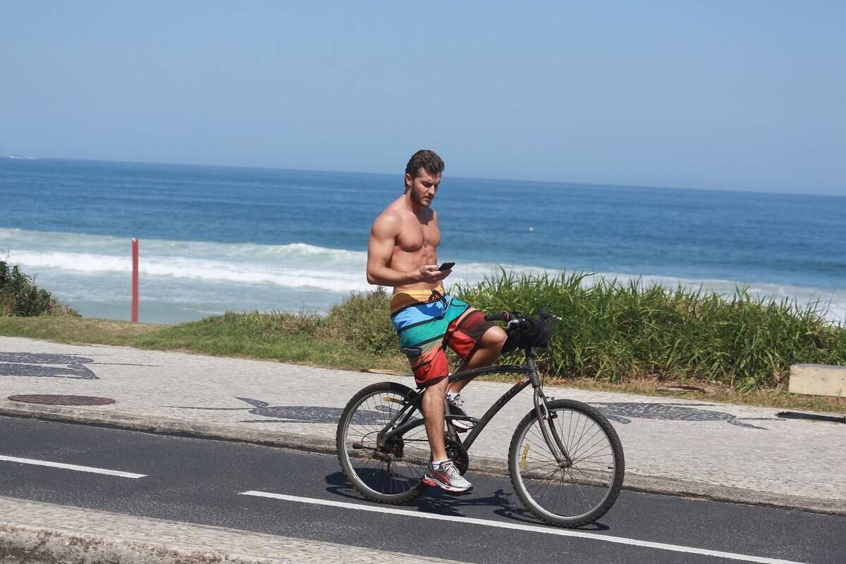 O ator Klebber Toledo resolveu exibir o seu corpão nesta segunda-feira (7). Sem camisa e com o tanquinho à mostra, o gato pedalou pela orla da Barra da Tijuca nesta segunda-feira (7), no Rio de Janeiro 