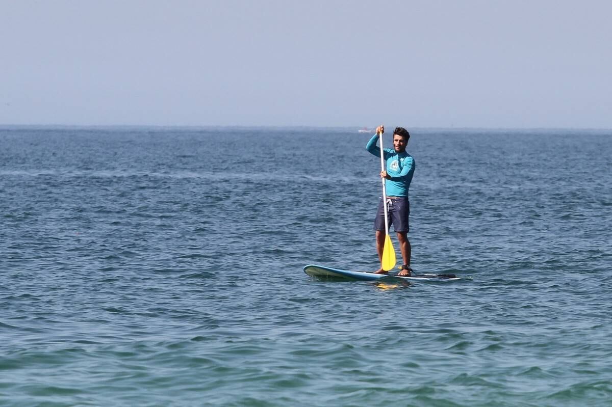 Bruno Gagliasso e Ricardo Pereira praticam stand up paddle na praia da Barra da Tijuca, no Rio