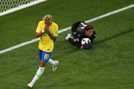 Neymar lamenta chance perdida contra a Suíça