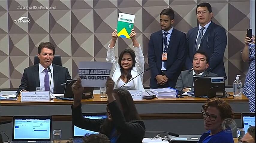 O relatório final da Comissão Parlamentar Mista de Inquérito do Congresso Nacional que investigou os atos do 8 de Janeiro pede o indiciamento do ex-presidente Jair Bolsonaro. Outras 60 pessoas também foram indiciadas por associação criminosa, violência política e abolição violenta do Estado democrático de Direito e golpe de estado