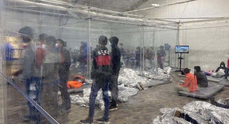 Crianças e adolescentes desacompanhados ficam em centros com paredes de plástico
