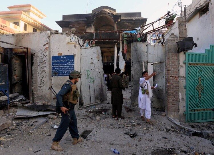 Homem-bomba explodiu entrada do prédio em Jalalabad