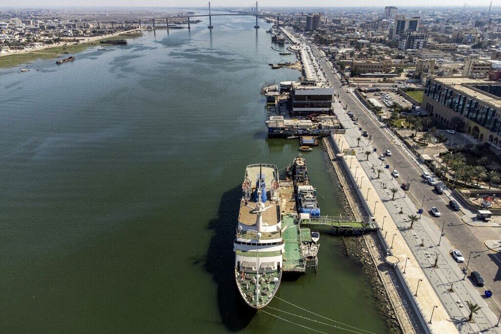 O iate começou a adernar em junho daquele ano e virou 'quando os motores foram roubados. Isso criou aberturas, e entrou água, e ele perdeu o equilíbrio', segundo ObeidNovo link