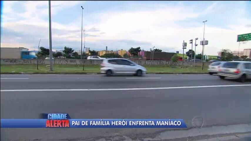 Na manhã de domingo (5), um motorista viu um homem mal vestido segurando uma moça pelo pescoço, quase dando uma gravata, e abordou o casal. O presidiário disse que estava tudo bem
