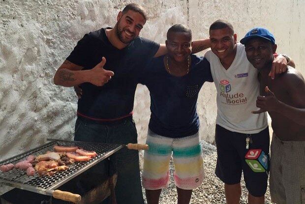 1 - Não compre carne barata demais

Se algo parece bom demais para ser verdade, certamente é. Picanha a R$ 14, 90 o quilo? Você e seus convidados vão deslocar o maxilar de tanto mastigar 