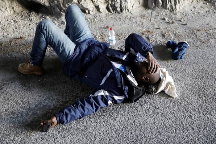 A agência Reuters ainda acompanhou a jornada de três outros
migrantes: um jovem de 24 anos do Senegal; um homem de 31 do Congo; e um de 37
anos do Paquistão. Todos tentavam chegar à França, mas abandonaram a trilha por
conta do cansaço extremo e retornaram à Itália