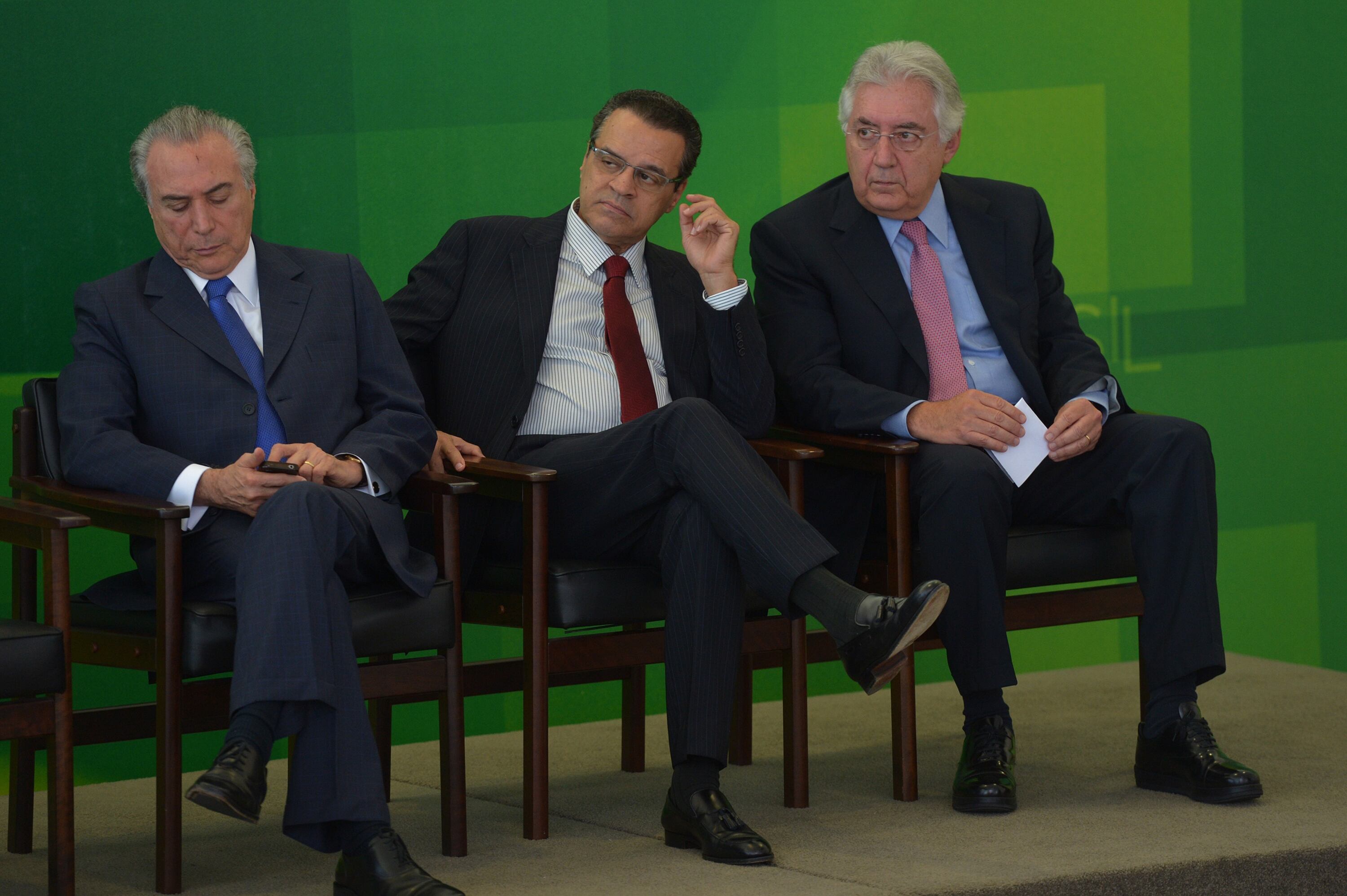 Na Constituição está prevista a criação de uma Lei Complemetar que regulamente a função e as atribuições de todos os vices do País. Mas esse processo nunca avançou, o que permitiu esse vácuo ocupado agora por Afif