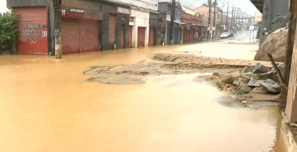 Quatro pessoas estão desaparecidas em Petrópolis, após chuva forte