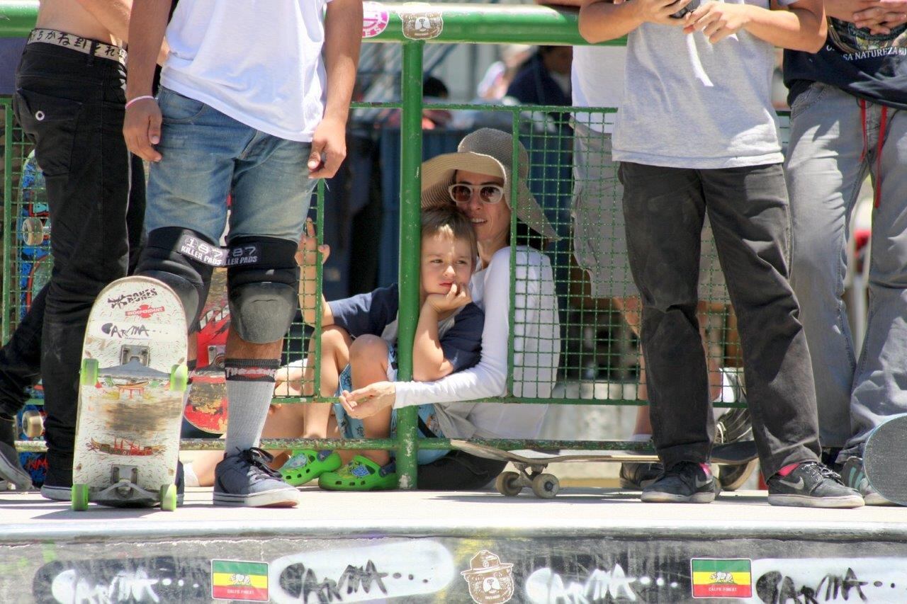 Mãe e filho observavam atentos manobras de skate