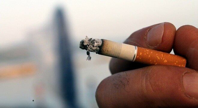 O cigarro aumenta o risco de agravamento da covid-19 em até 2,4 vezes