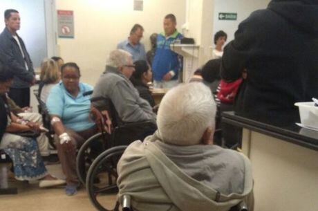 Pacientes em pé na recepção