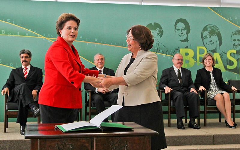 Na foto, a mamãe Ideli toma posse como ministra dos Direitos Humanos. Antes, ela era ministra das Relações Institucionais