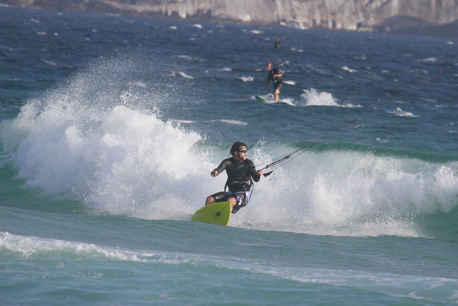 O ator encarou ondas radicais na praia de Ipanema, no Rio de Janeiro