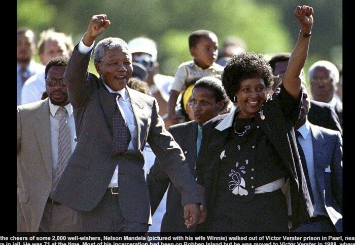 

Quando Nelson Mandela saiu da prisão, em 1990, depois de
ficar 27 anos encarcerado. Sua soltura marcou uma nova era na África do Sul e,
em 1994, aconteceram as primeiras eleições com pessoas de qualquer raça no
país. Sua eleição acabou com anos e anos de opressão e violência racial contra
os negros

