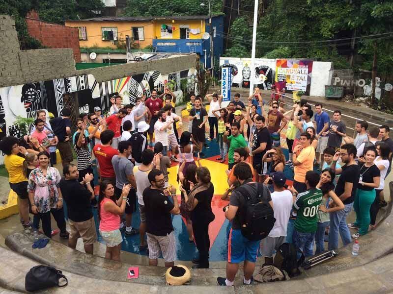 Dizem que "os loucos para mudar o mundo são os que realmente mudam". Seria esse o sentimento que uniu 100 jovens de 16 países diferentes em uma comunidade de Salvador?
Em três dias reunidos no Candeal, no bairro de Brotas, eles mostraram que não é preciso ser louco para querer mudar o mundo, apenas união, pensamento coletivo e querer colocar a mão na massa
*Colaborou a estagiária Kátia Prado