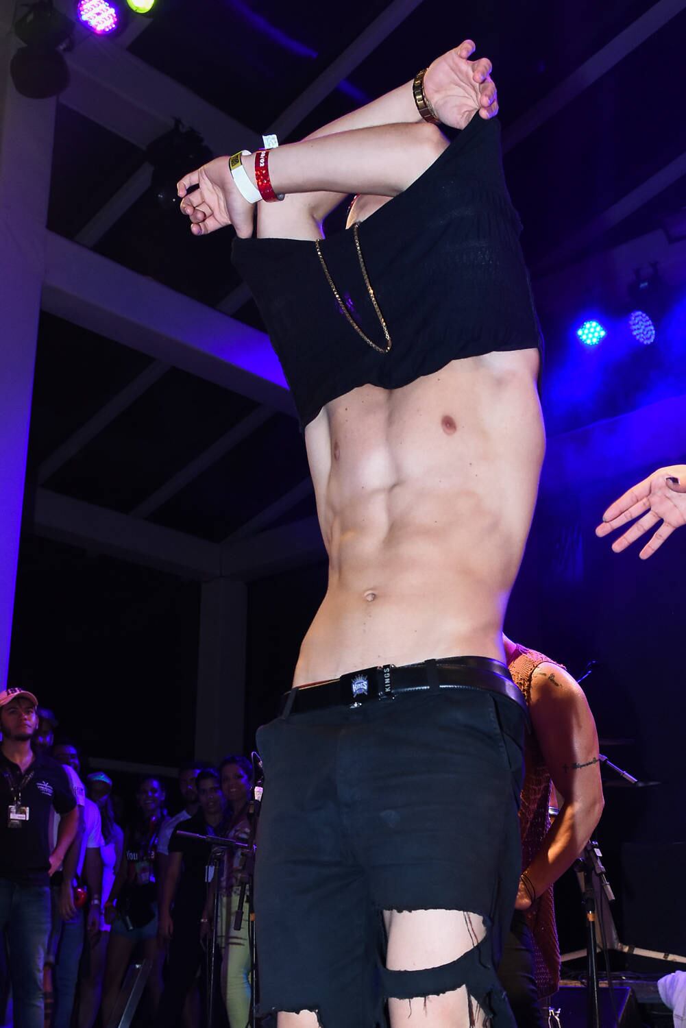MC Biel participou da apresentação e mostrou a barriga tanquinho no palco nesta madrugada