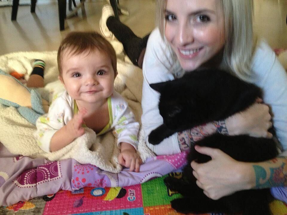 Nesta imagem, Clara posa sorrindo ao lado de Max 