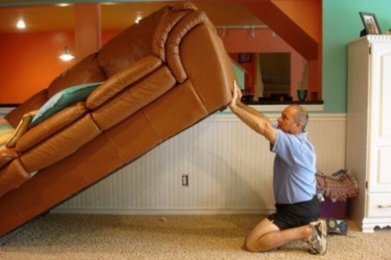 Exercícios em casa podem queimar algumas
calorias, mas por que não unir isto aos afazeres domésticos? Quando estiver
limpando, coloque sua música favorita e faça alguns polichinelos ou alguns
movimentos de dança para manter seu coração saudável