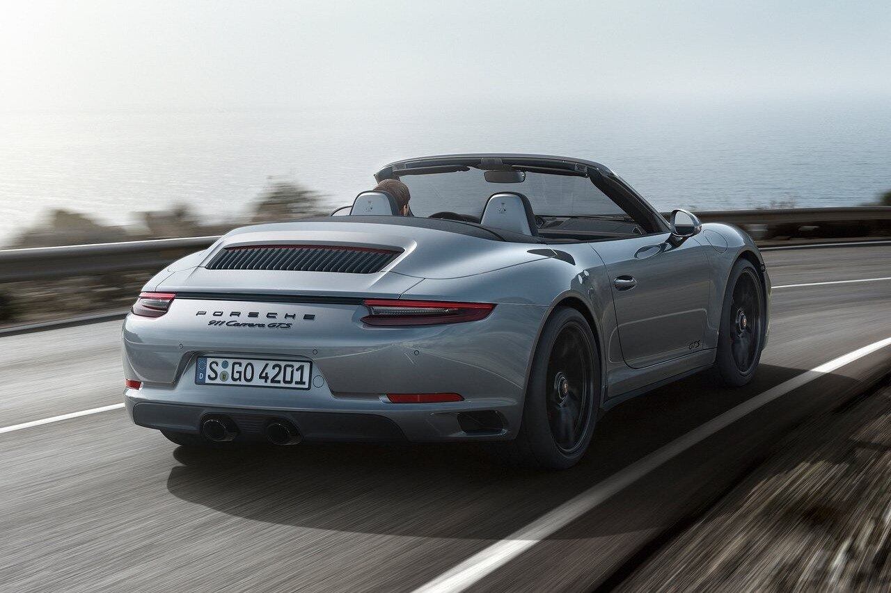 O novo motor biturbo é o 3.0 litros de seis cilindros e, além dos 450 cv de potência, o carro entrega 56 kgfm de torque entre 2.150 e 5.000 rpm, as transmissões disponíveis são a manual de sete marchas e a PDK de dupla embreagem