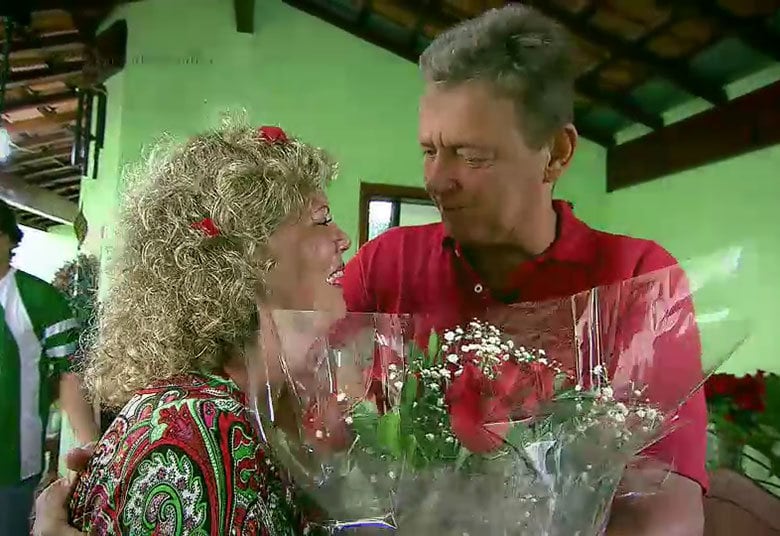 O marido não escondeu a felicidade ao rever a mulher e a presenteou com um buquê
