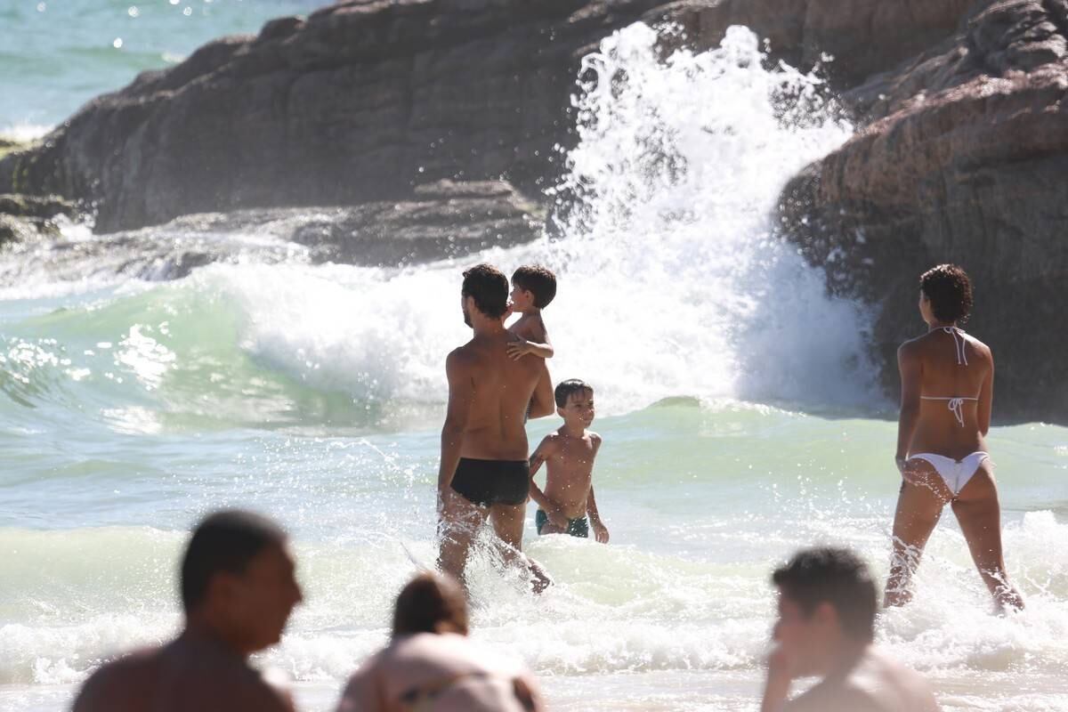 Sophie Charlotte e Daniel de Oliveira se divertem em praia com a família