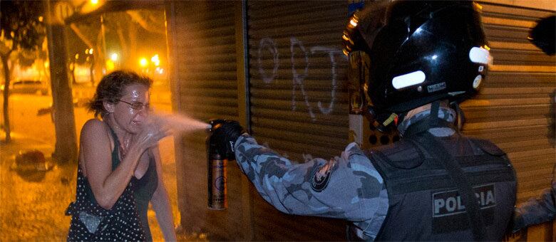 Excessos por parte de policiais militares também mobilizaram manifestantes, que pediam justiça nas ruas e nas redes sociais. Muitos dos abusos foram fotografados ou gravados por jornalistas e manifestantes e se espalharam na internet. Na cena acima, clicada em junho, uma mulher sozinha foi alvo do spray de pimenta de um agente. A foto ganhou repercussão internacional. Também circularam na internet vídeos em que policiais tentavam incriminar um jovem com um morteiro, jogando objetos contra manifestantes e uma foto em que um policial segura um cassetete quebrado com a legenda “foi mal fessor”