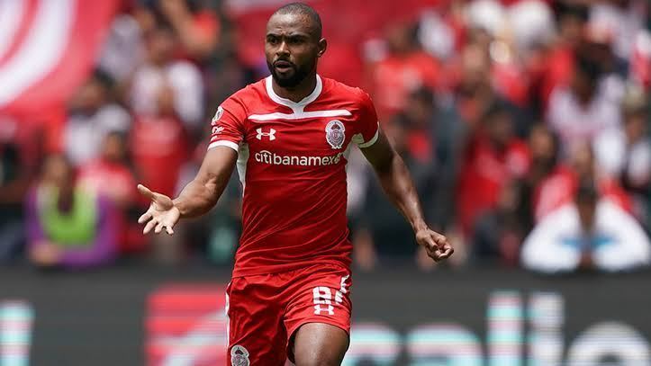 Willian. Meio-campista habilidoso, vibrante e experiente. Para mudar o perfil do time
