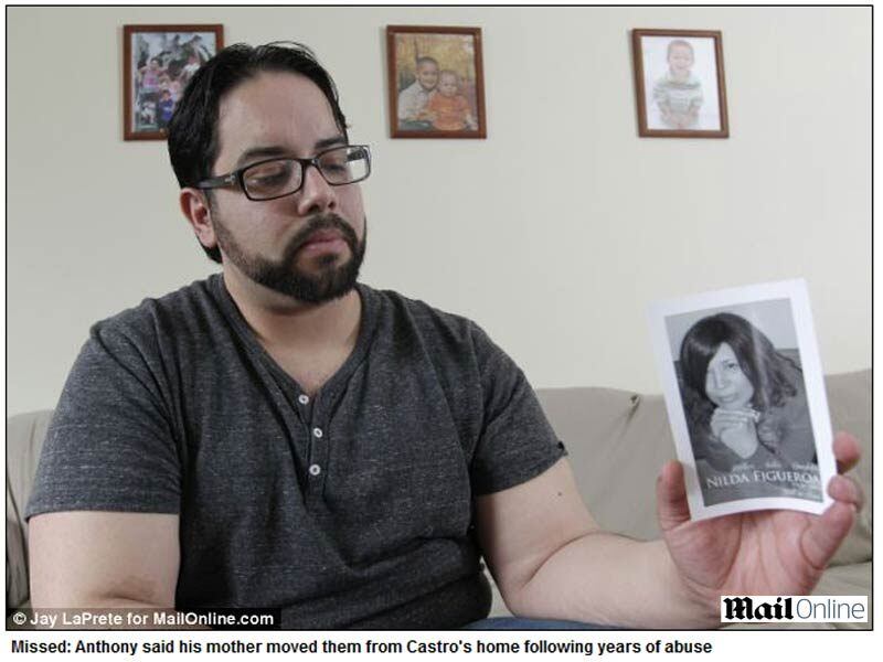 "Se é verdade que ele as levou para o cativeiro e as forçou a ter relações sexuais com ele, ter um filho, manteve-as escondidas e longe da luz do sol, ele realmente roubou a vida dessas garotas", disse o filho do suspeito.

— Ele não merece mais ter a própria vida. Ele merece ficar atrás das grades para sempre. Estou grato que elas estejam vivas.

Acima, o rapaz segura uma fotografia de sua mãe, Nilda Figueroa, que morreu no ano passado. Nilda separou-se do marido após anos de abusos seguidos. O filho de Castro confirma que ele costumava bater na mulher e era bastante violento. Em 1993, Nilda recuperava-se de uma cirurgia no cérebro e quase morreu após ser espancada pelo marido
