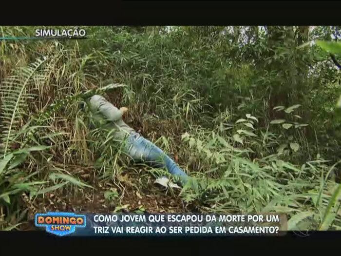 — Aí eu levantei, tentei seguir estrada reta. Só que como eu estava muito tonta, caí [de 30 metros] no riacho. Meu corpo estava sendo levado e eu agarrei numa pedra e consegui subir. Não conseguia ver nada, mas eu não queria morrer. Lutei até o fim! Não sei como eu consegui passar por tudo isso

+ Andressa Urach agradece oportunidade no Domingo Show e fala sobre novo quadro
+ Andressa Urach conversa com jovem que se recuperou após ser quase morta pelo ex
+ Assista às íntegras do Domingo Show quando e onde quiser!