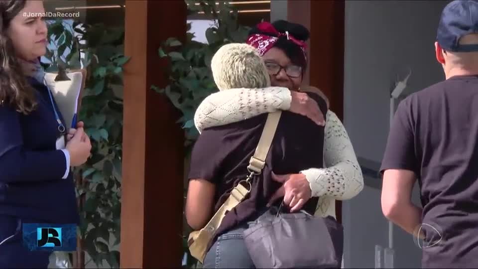 Corpo de Juliana Marins é enterrado em Niterói, no RJ