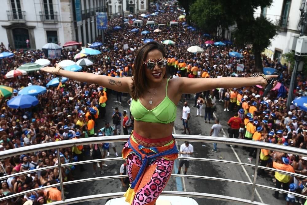 A cantora Anitta levou uma multidão para as ruas do centro do Rio na manhã deste sábado (4) para curtirem o Bloco das Poderosas