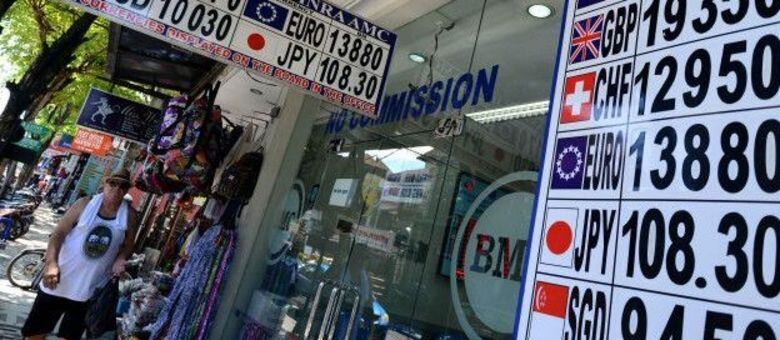 Com o anoitecer, vendedores oferecem drogas nas ruas de Kuta, reduto turístico de Bali