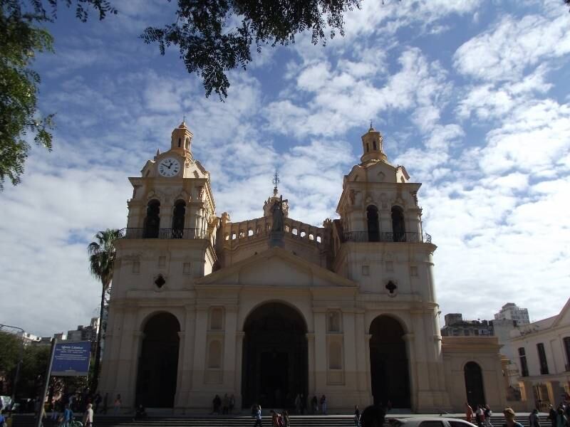 Catedral de Córdoba se impõe sobre a Plaza San Martín: joia arquitetônica
Leia a reportagem especial de Miguel Arcanjo Prado: Córdoba é cidade jovem, histórica e intelectual da Argentina