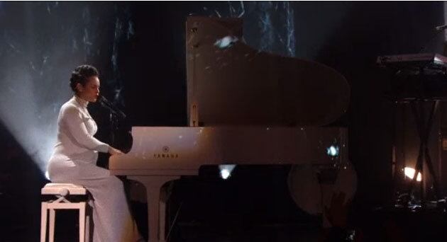 Alicia Keys em novembro de 2014 no palco do EMA