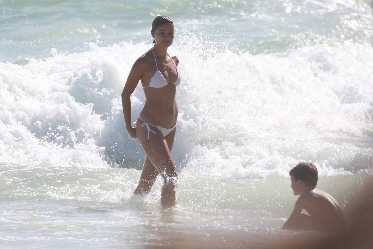 Sophie Charlotte e Daniel de Oliveira se divertem em praia com a família