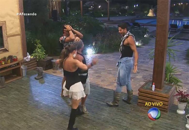 O modelo teve que encarar Mara
Maravilha na Roça e, para a surpresa de muitos, o peão desbancou a cantora

+ "Eu prefiro esquecer a Mara como jogadora", diz Douglas sobre ex-peoa de A Fazenda
+ Peões relembram trajetória de Amaral no reality e Rayanne afirma: "Ele é um cara muito iluminado"
+ Em atividade, Minerato fala sobre Thiago Servo: "Por mais que eu queira ele não vai sair da minha vida"

