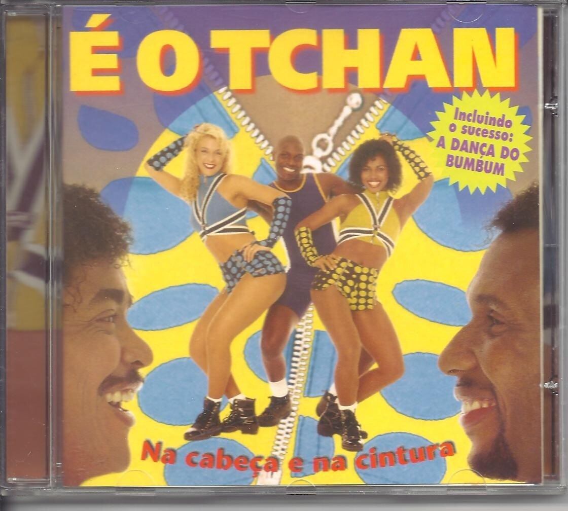 É o Tchan
Hoje em dia, os jovens de 20 ou 30 e poucos anos podem achar estranho analisar as letras das músicas do É o Tchan, mas quando eram pequenos, tais músicas bombavam nas festinhas infantis. Quem não dançou A Dança do Bumbum, Ralando o Tchan, Tchan na Selva e muito mais? Com muita sensualidade, duplo sentido e bom humor, eles conquistaram os adultos do Brasil, mas as danças com certeza foram o principal fator para chamar a atenção dos pimpolhos
