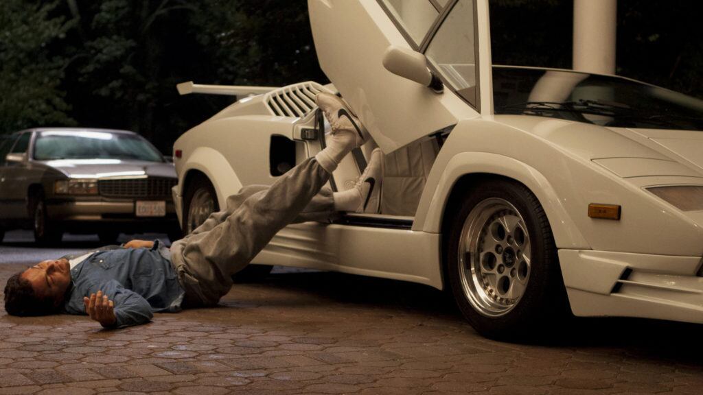 Leonardo DiCaprio na cena ao lado do Lamborghini em 'O Lobo de Wall Street'