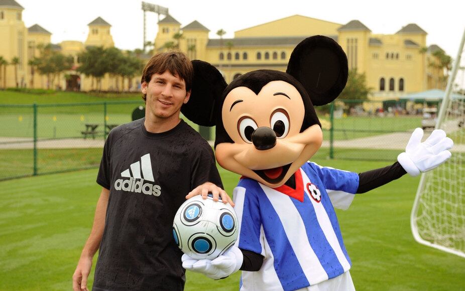 Lionel Messi também deu as caras por lá e jogou bola com o Mickey