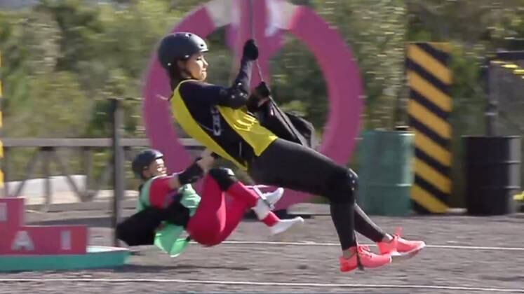 Para buscar as letras, as duplas se penduraram em cordas. A dinâmica exigia que eles se balançassem entre as plataformas, como se realmente fossem "Tarzan" e "Jane"