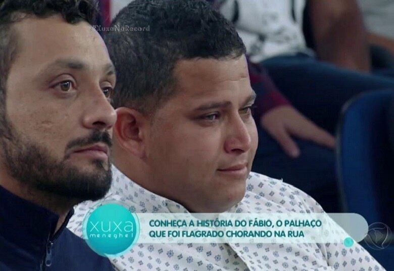 A história de Fábio ficou conhecida depois que o eletricista Bruno Duarte compartilhou o vídeo do palhaço chorando nas redes sociais e fez um apelo para que as pessoas o ajudassem
• No R7 Play, você assiste na íntegra a todos os programas da Rede Record. Experimente!
• VÍDEO: Conheça a história do palhaço que foi flagrado chorando na rua

