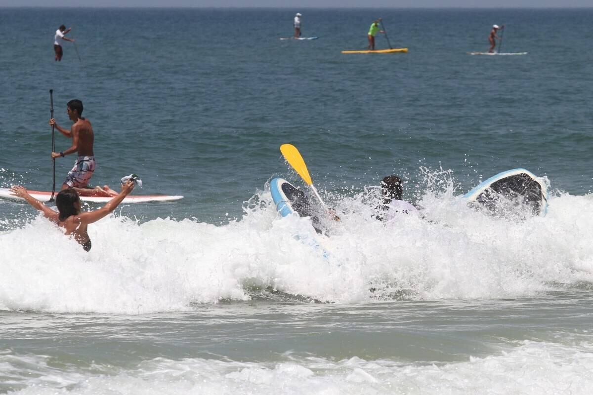 Bruno Gagliasso e Ricardo Pereira praticam stand up paddle na praia da Barra da Tijuca, no Rio