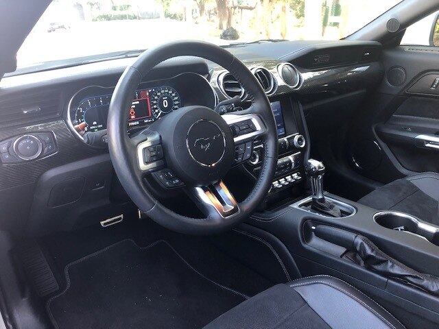 Interior em couro e acabamento que imita fibra de carbono como um bom esportivo