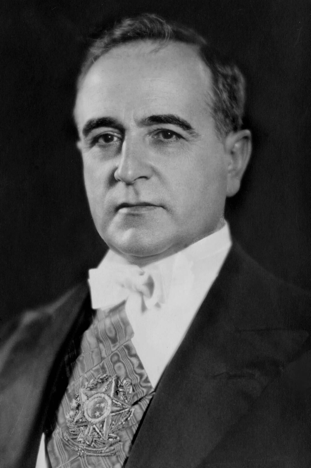 No Brasil, a data foi oficializada em 1925, no governo de
Artur Bernardes. Mas o 1º de maio já foi, por diversas vezes, um dia importante
na história nacional. Era nesta data que Getúlio Vargas anunciava as novas leis
que atendiam às principais reivindicações trabalhistas 
