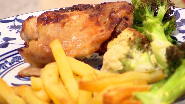 Frango com Legumes e Batata

Ingredientes
2 filés de coxa e sobrecoxa desossados com pele
Batata palito para assar
Brócolis e couve-flor

Modo de preparo
Tempere o frango com sal, alho já pronto picado e um tempero com capim-limão. Em uma forma forrada com papel alumínio, coloque os frangos e leve-os ao forno em uma temperatura de 200 graus por 25 minutos. Use o óleo do próprio frango para assar as batatinhas durante 15 minutos. Já para fazer o brócolis e a couve-flor, coloque em uma forminha com água e sal por cerca de 10 minutos.

Sugestões
A batata palito pode ser substituída por mandioca que já vem congelada.
Pode-se usar batata comum e batata inglesa cortada em fatias.
Os legumes também podem ser substituídos por aqueles de sua preferência.
Se não quiser usar o óleo do frango, coloque as batatinhas em uma forma sempre forrando com papel alumínio.
Despeje um fio de azeite e uma colher (sopa) de água para que possa ficar hidratada.
Se o frango não for virado no período de 15 minutos, a pele vai desgrudar na hora de ser consumido.
Se quiser consumir a pele, quando tiver faltando 15 minutos para terminar o cozimento, vire o frango, e então a pele vai ficar tostada também

