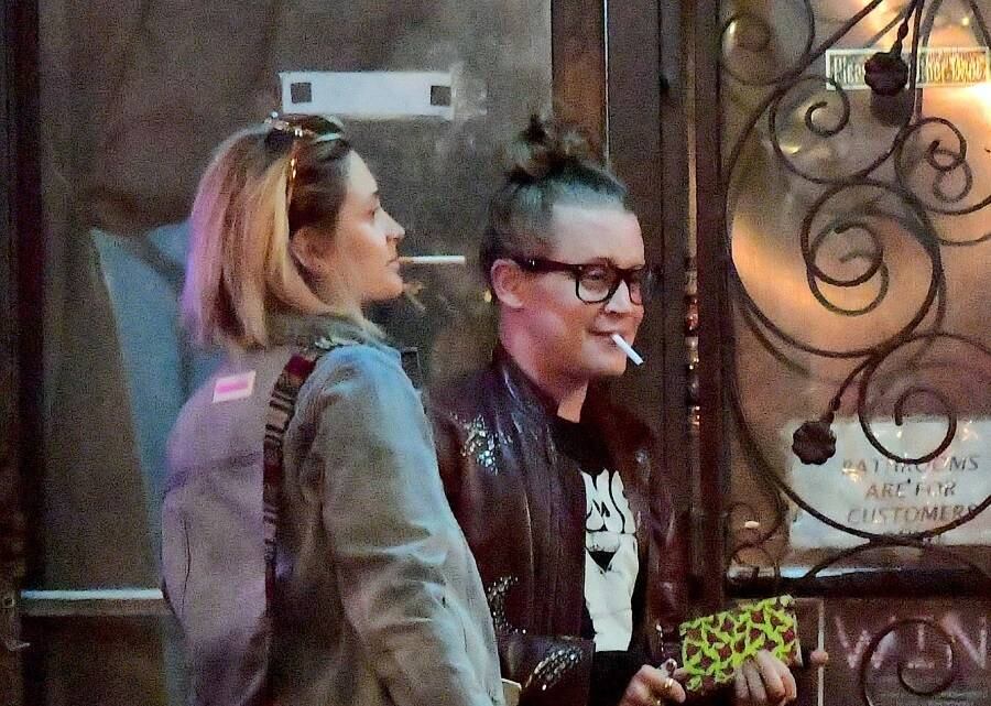 Paris Jackson, filha do cantor Michael Jackson, e o ator Macaulay Culkin foram vistos nesta semana curtindo a noite em Nova York. Os dois fumaram juntos do lado de fora de uma balada