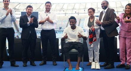 Vini Jr. colocou os pés na calçada da fama do Maracanã